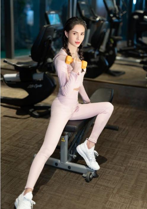 李若彤张丰毅大秀肌肉，120岁“冻龄人”壮举引网友惊叹